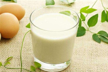 早餐喝牛奶