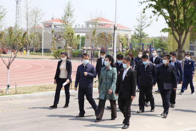 潍坊市副市长李平同志莅临潍坊光正实验学校调研指导初三复学准备工作