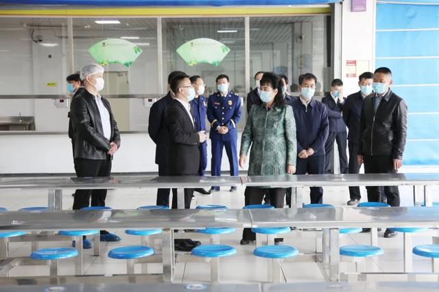 潍坊市副市长李平同志莅临潍坊光正实验学校调研指导初三复学准备工作