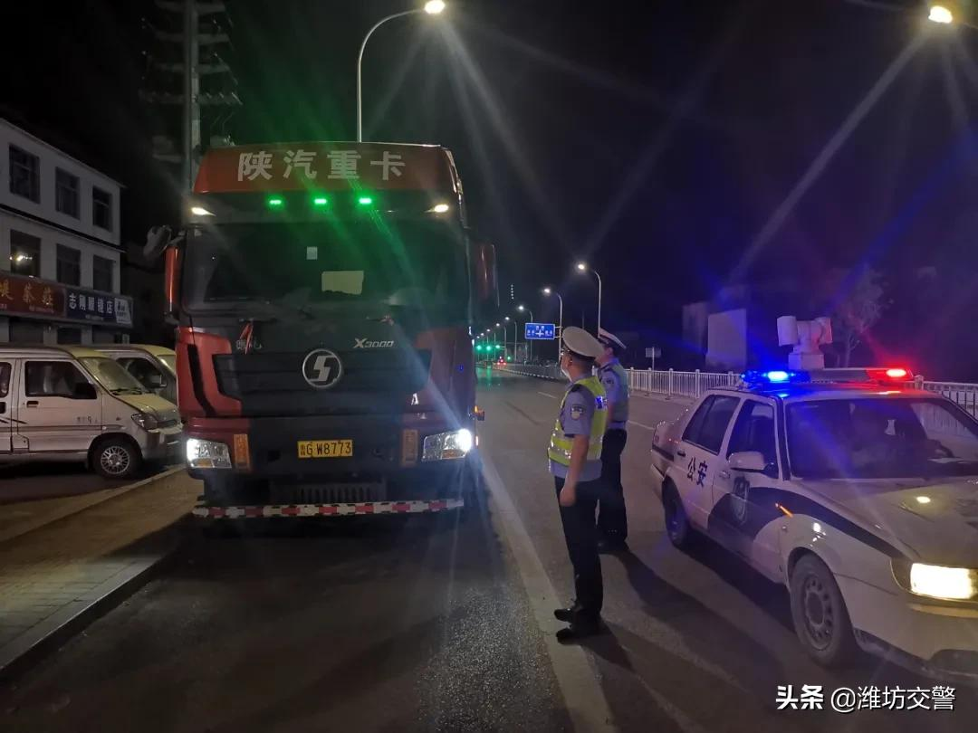 潍坊公安交警开展交通扬尘污染综合治理行动！