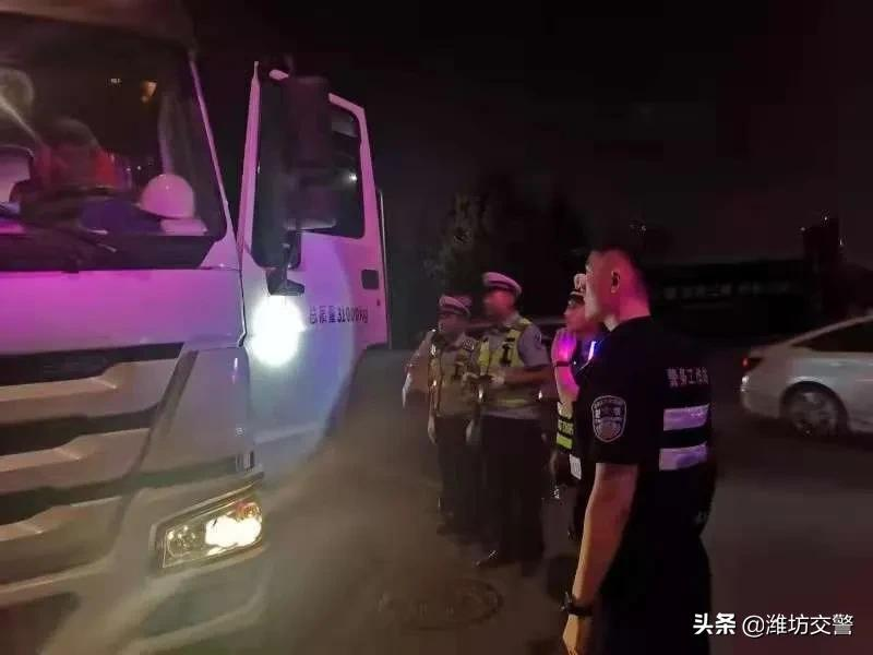 潍坊公安交警开展交通扬尘污染综合治理行动！