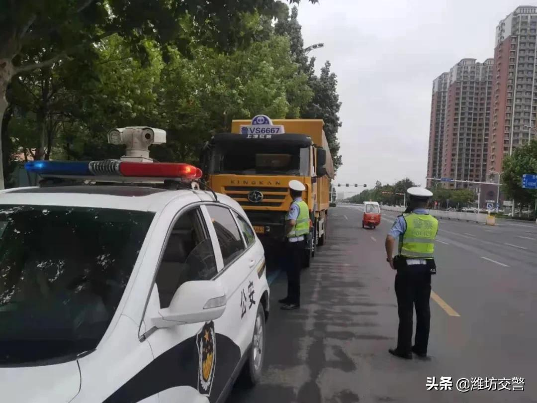 潍坊公安交警开展交通扬尘污染综合治理行动！