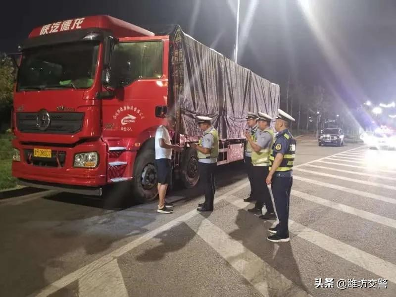 潍坊公安交警开展交通扬尘污染综合治理行动！